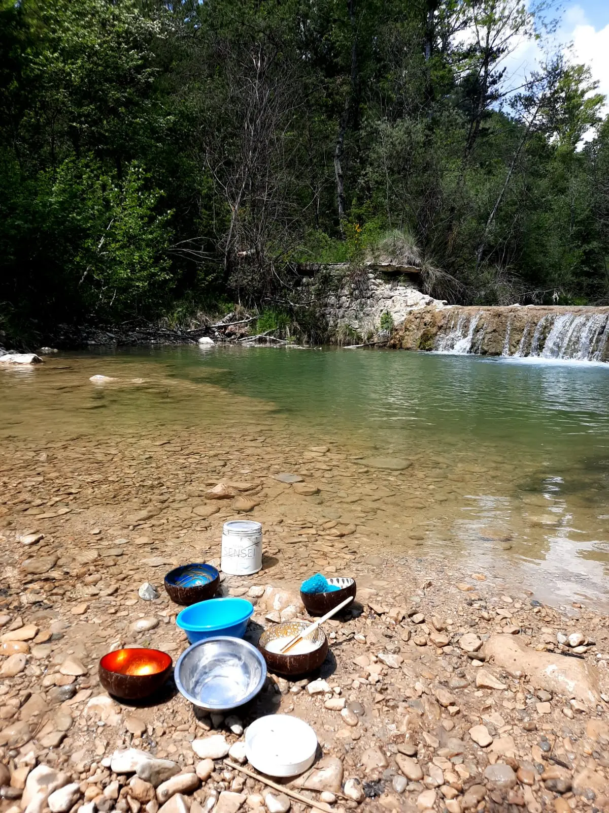 Une rivière avec une cascade